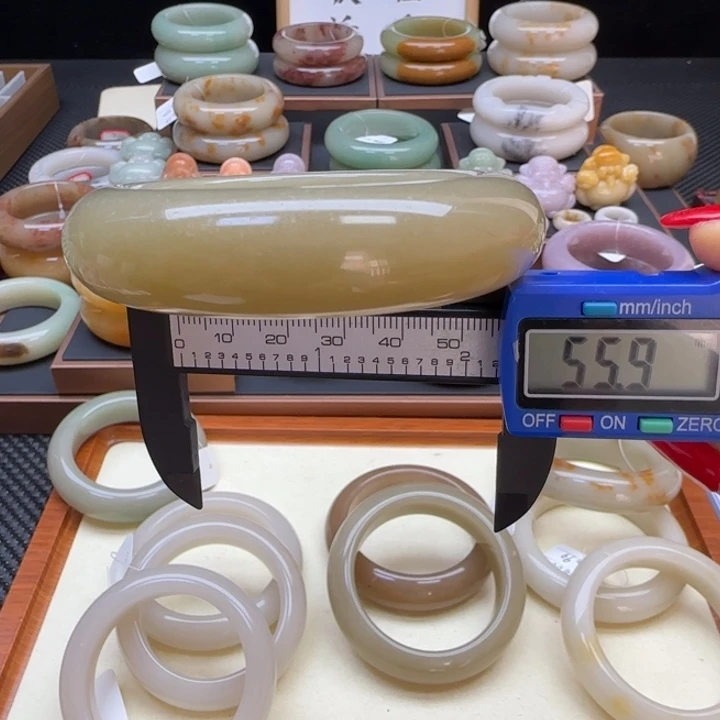 石英岩玉未镶嵌手镯