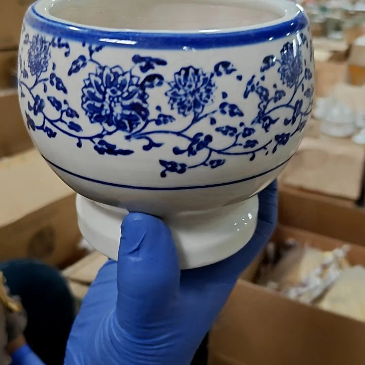 瓷片盘子碗茶壶啥都有