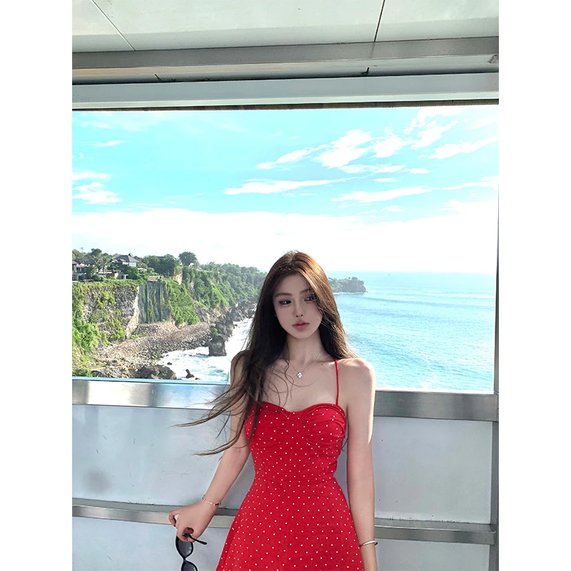 现货 红色波点吊带连衣裙女2025夏海边度假气质性感辣妹收腰裙子
