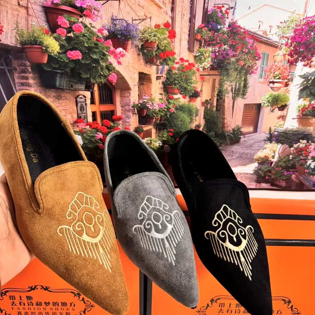 A10最炫民族风尖头单鞋黑色皮鞋平跟乐福鞋低跟绣花新疆包邮