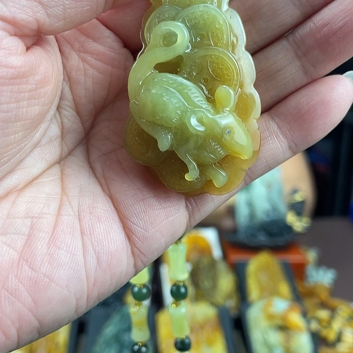 蛇纹石玉未镶嵌颈饰