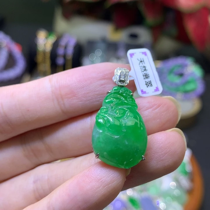 颈饰18K金镶嵌翡翠