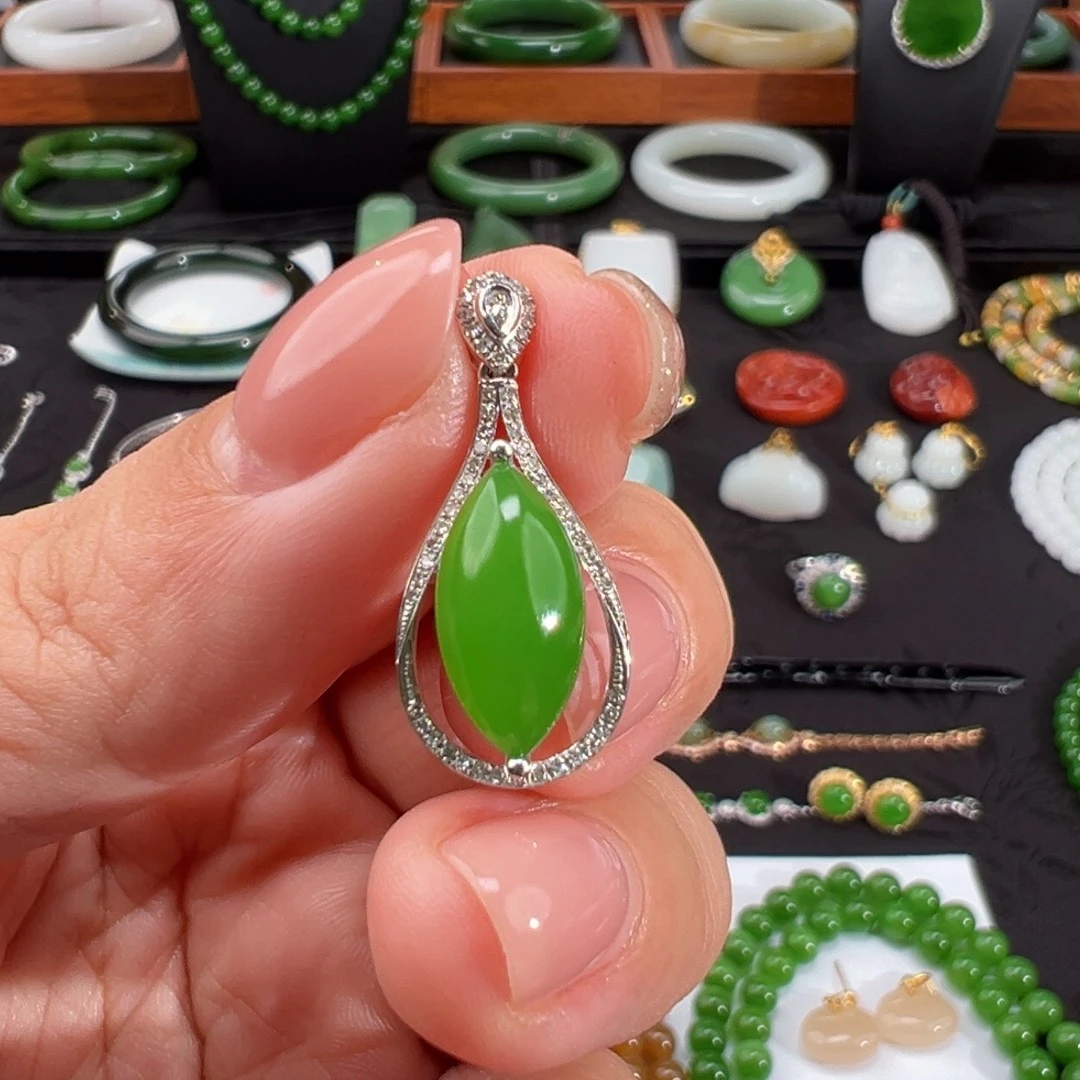 天***蓝和田玉（碧玉）18K金镶嵌颈饰苹果绿锁骨吊坠