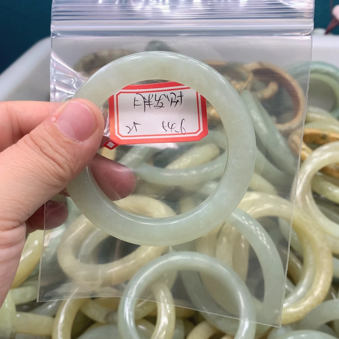 透闪石-蛇纹石玉手镯未镶嵌胖*财