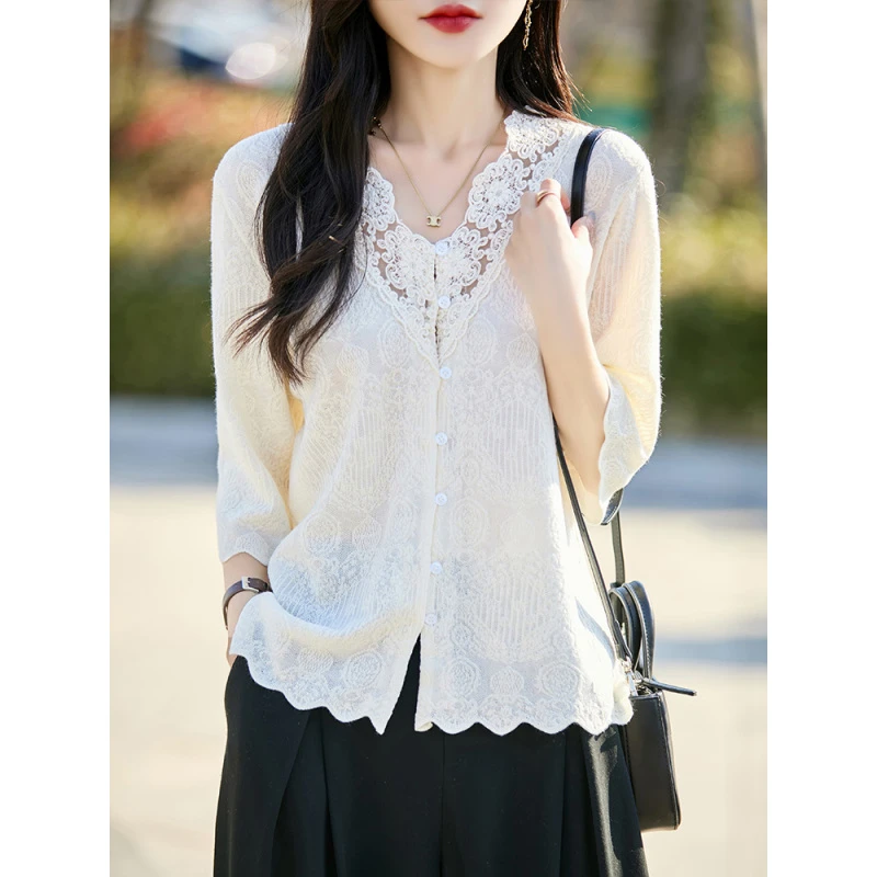 气质上的衬托~精纺羊V领拼接蕾丝中袖T恤衫