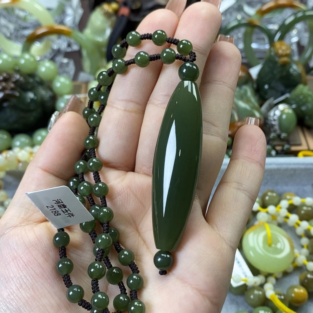 透闪石质玉未镶嵌挂件'***u