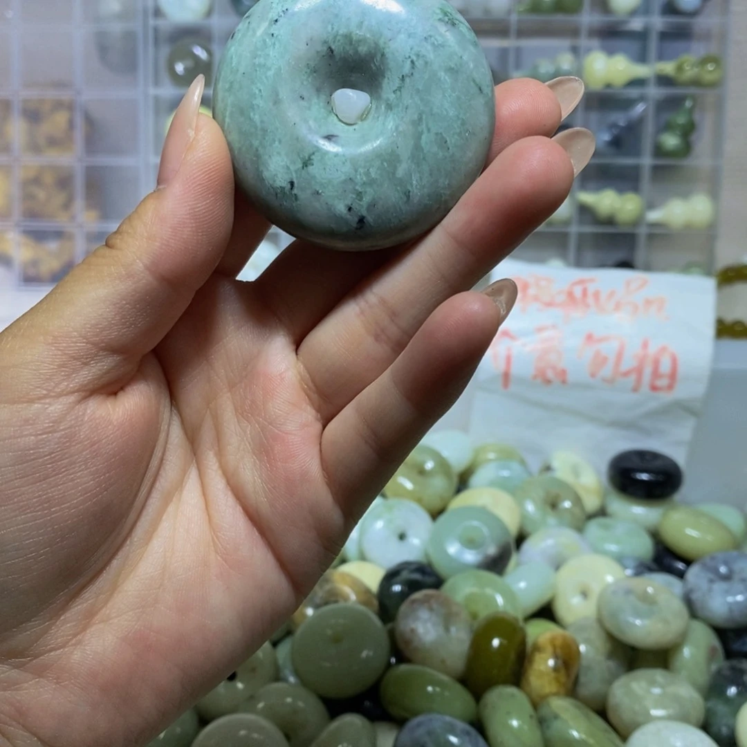 蛇纹石玉未镶嵌颈饰3