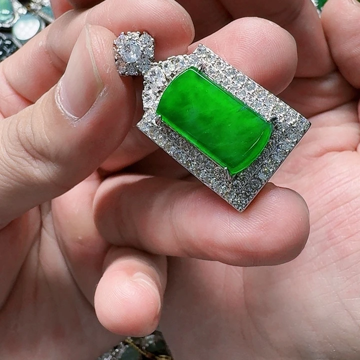 翡翠颈饰未镶嵌天然A货翡翠放漏