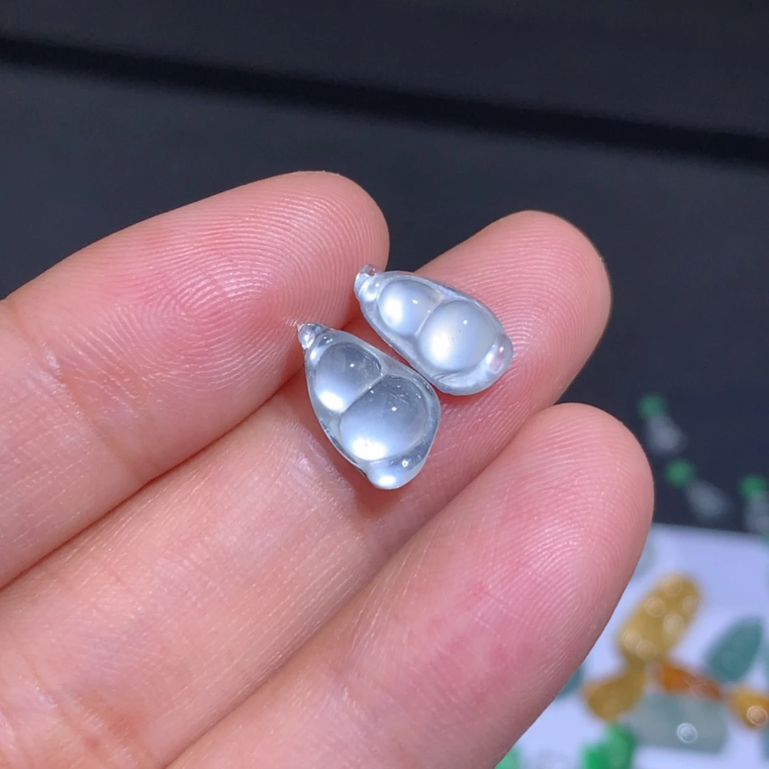 翡翠未镶嵌颈饰豆子