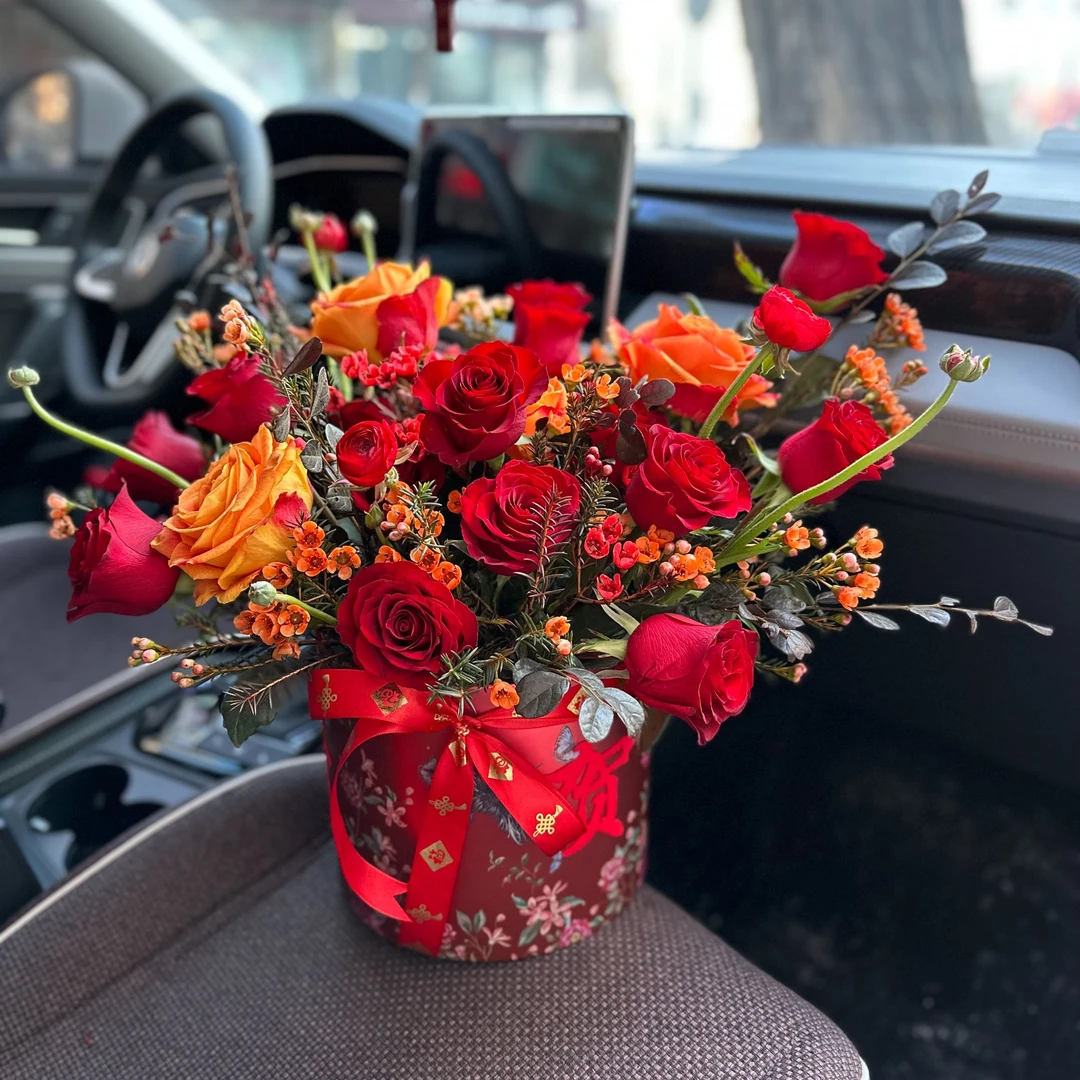 11朵红玫瑰3朵黄玫瑰新年抱抱桶送礼花喜庆小时达鲜花同城配送