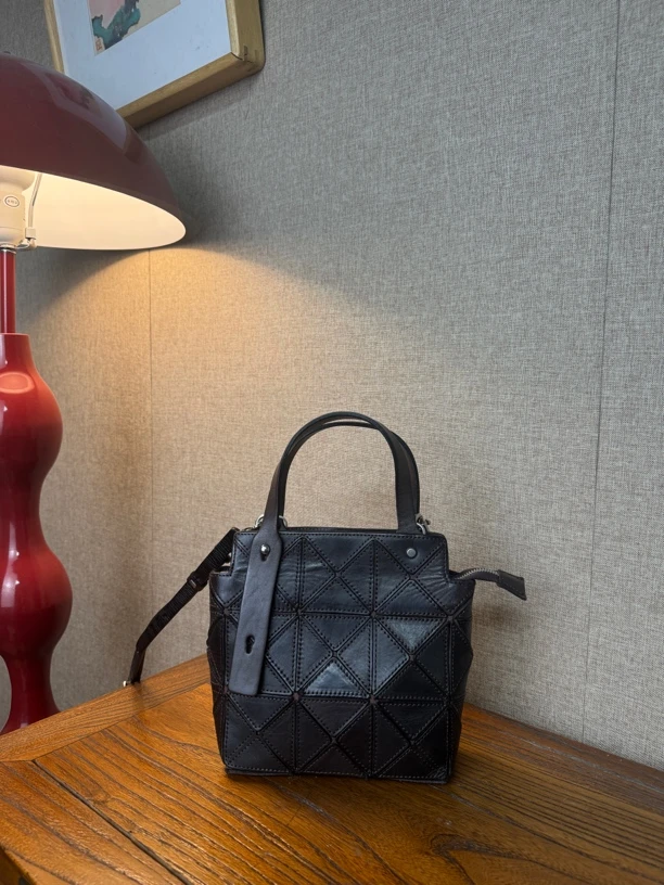 25新款头层植鞣牛皮重洗水小众设计师款可变手提几何包斜挎包5950