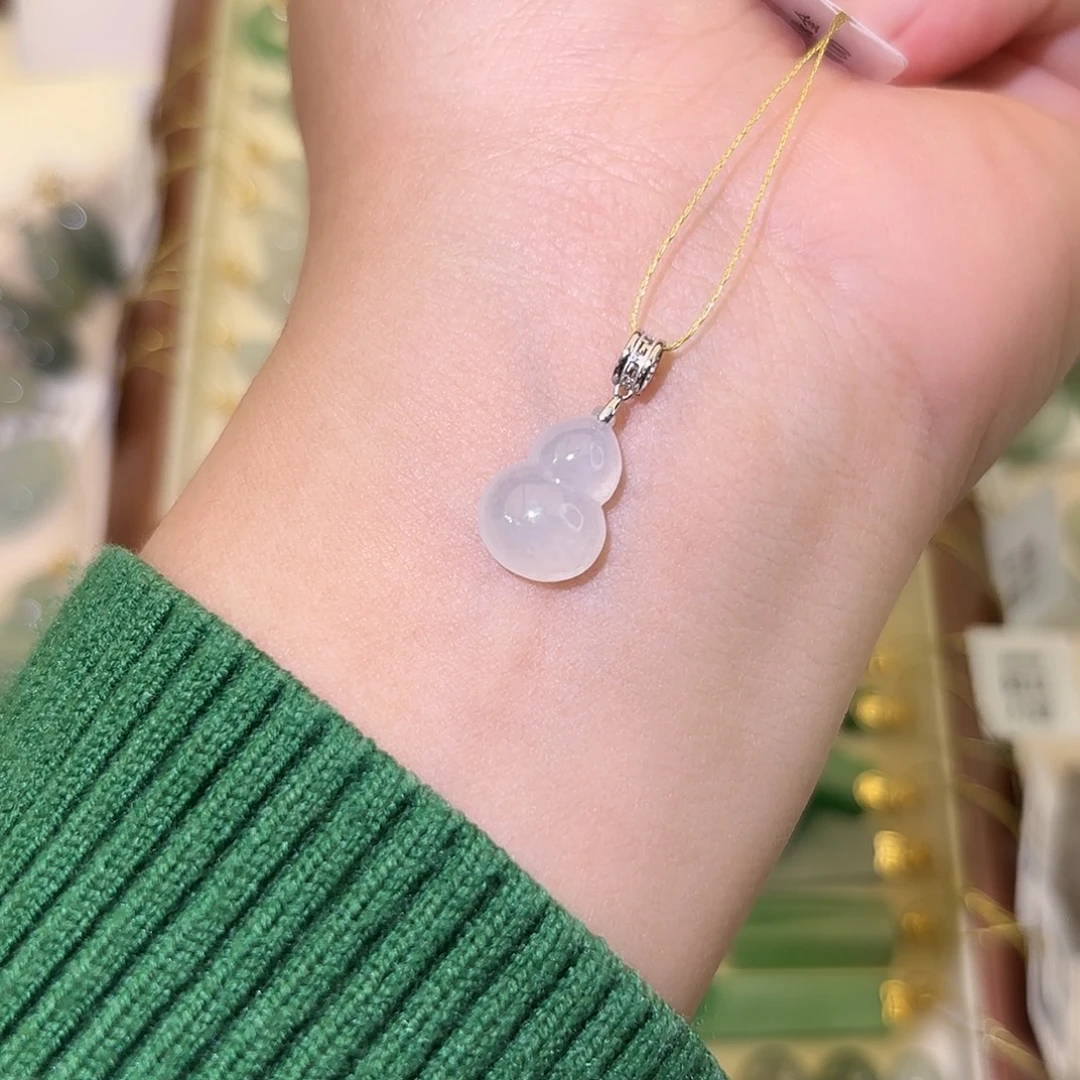 翡翠18K金镶嵌颈饰葫芦