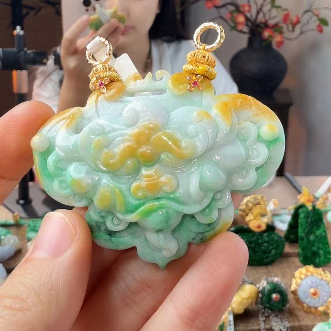 翡翠未镶嵌吊坠(赠链)