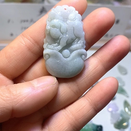 翡翠未镶嵌颈饰猪生肖