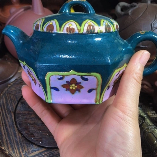 茶壶紫砂原矿泥料手工制作的一把紫砂壶。