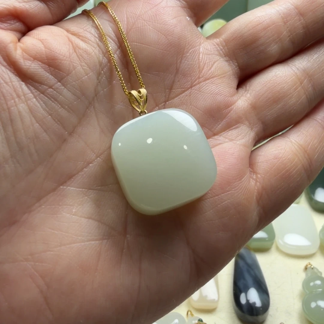 “***”和田玉18K金镶嵌颈饰