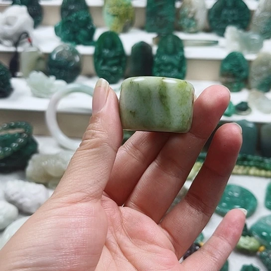 独山玉未镶嵌把件
