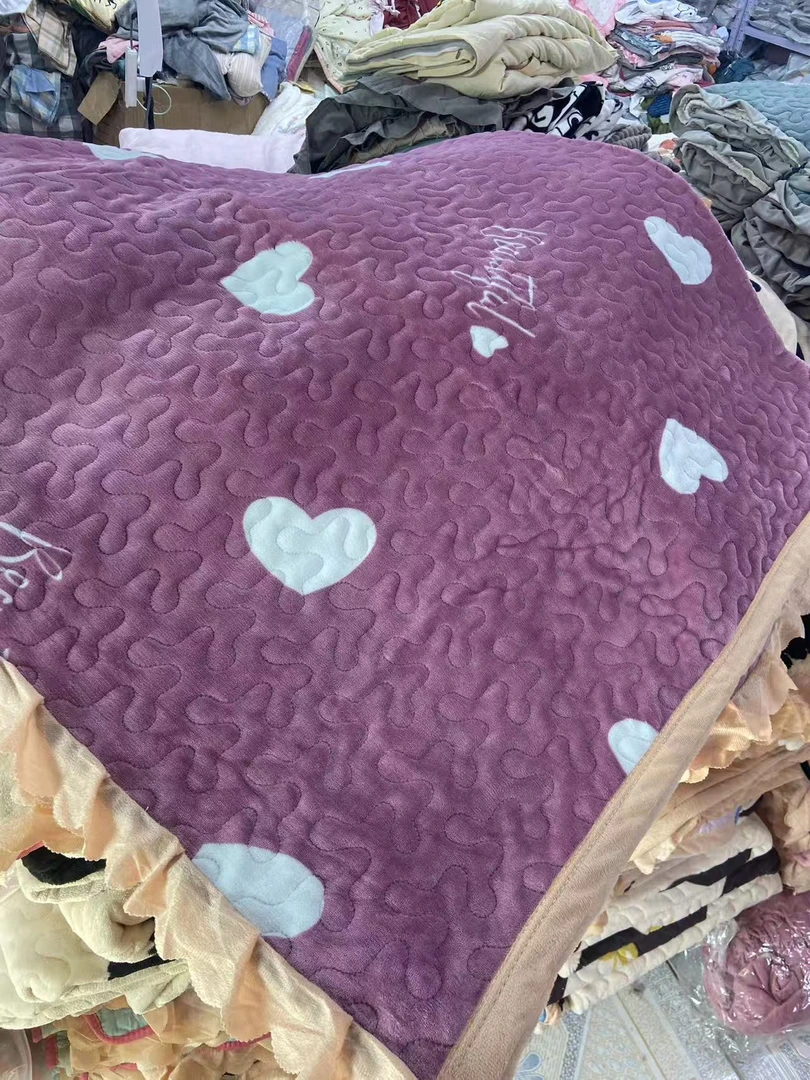 190*210微瑕紫色爱心牛奶绒床盖