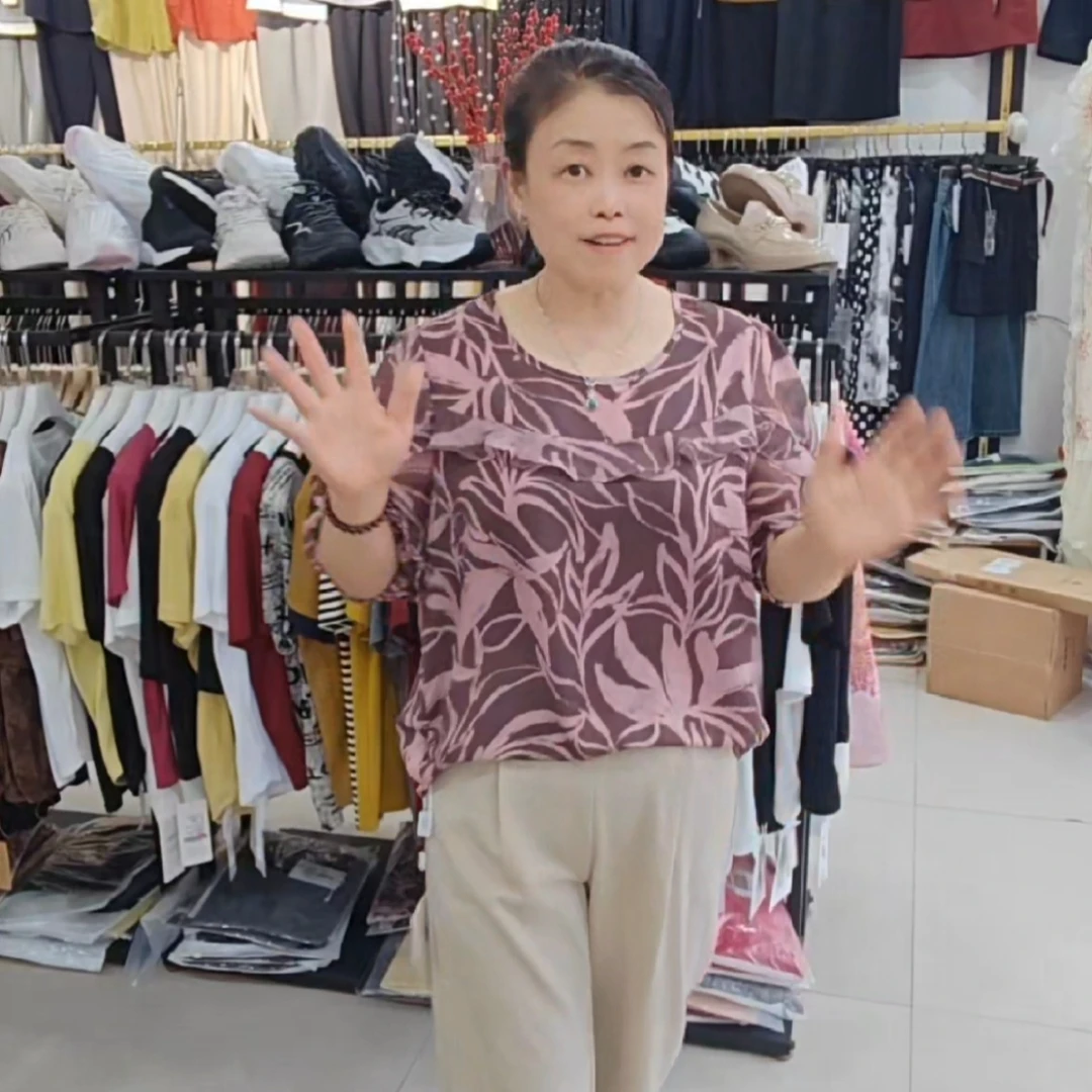 时尚洋气气质款亲肤小衫，简约百搭，胖瘦都适合