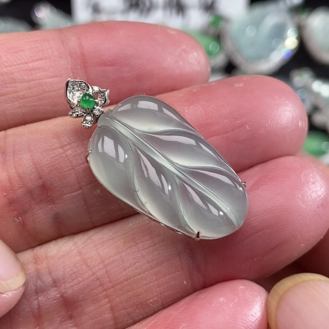 颈饰18K金镶嵌翡翠叶子