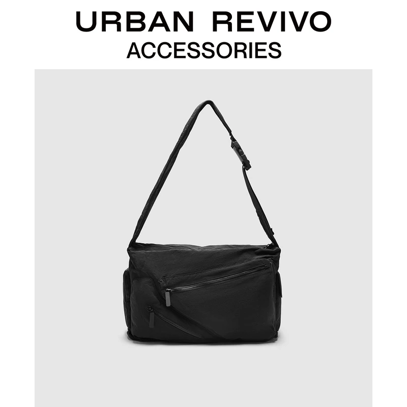 URBAN REVIVO2025冬季新款男潮流户外大容量斜挎包UAJB50017