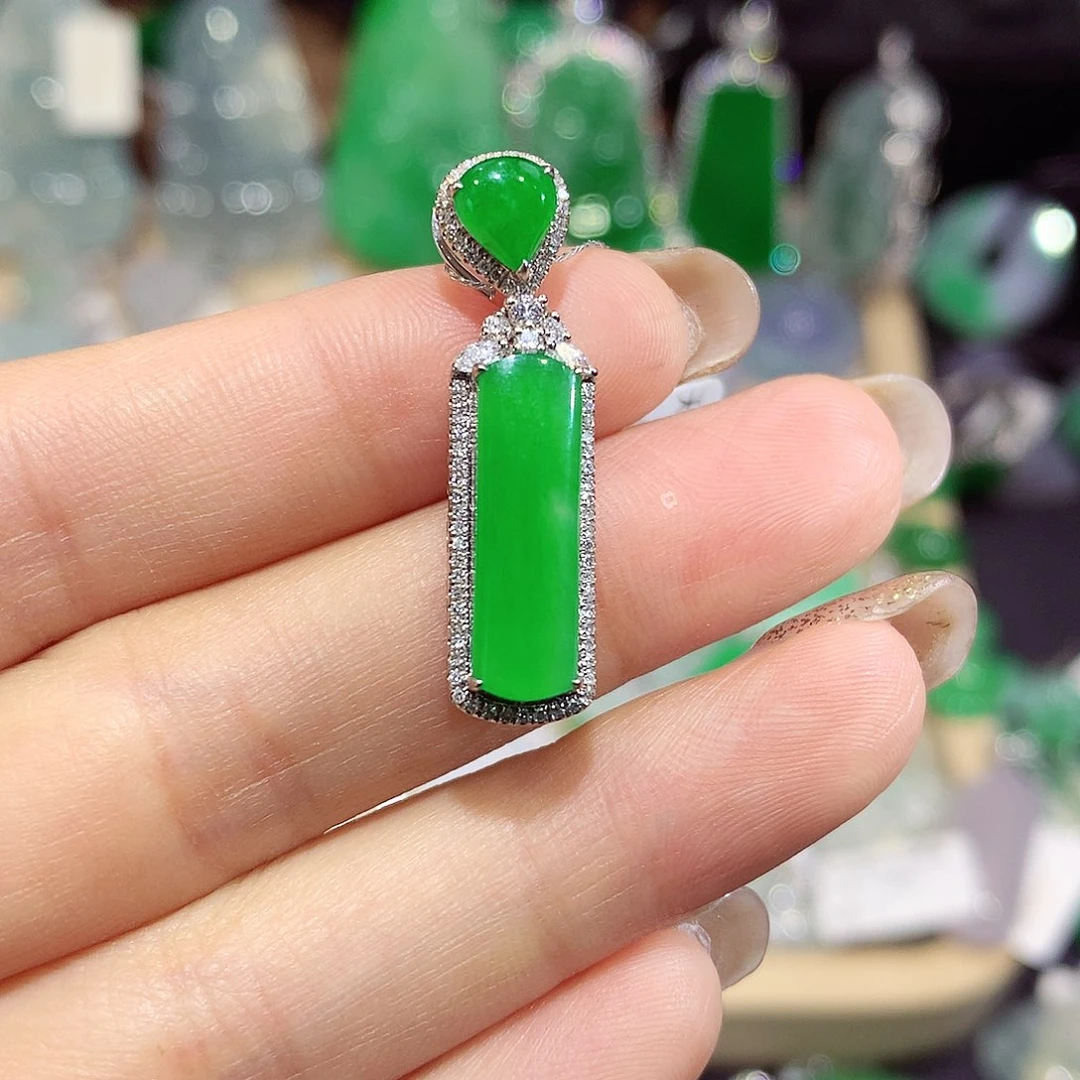 翡翠18K金镶嵌颈饰柱子