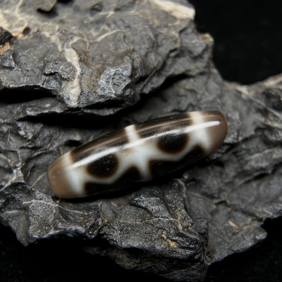 藏传手工金刚六眼玛瑙吊坠,尺寸35.2*11.6mm