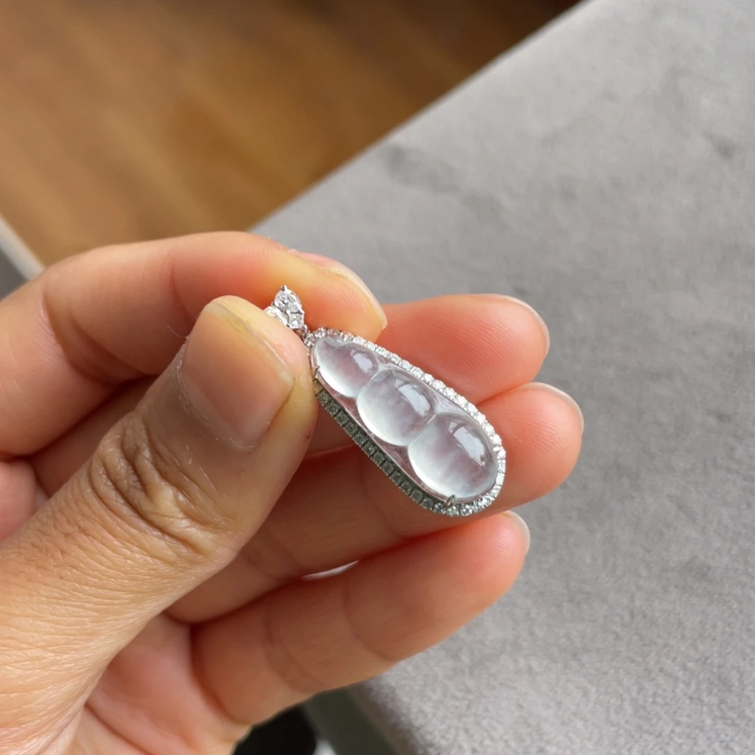 翡翠18K金镶嵌颈饰白冰