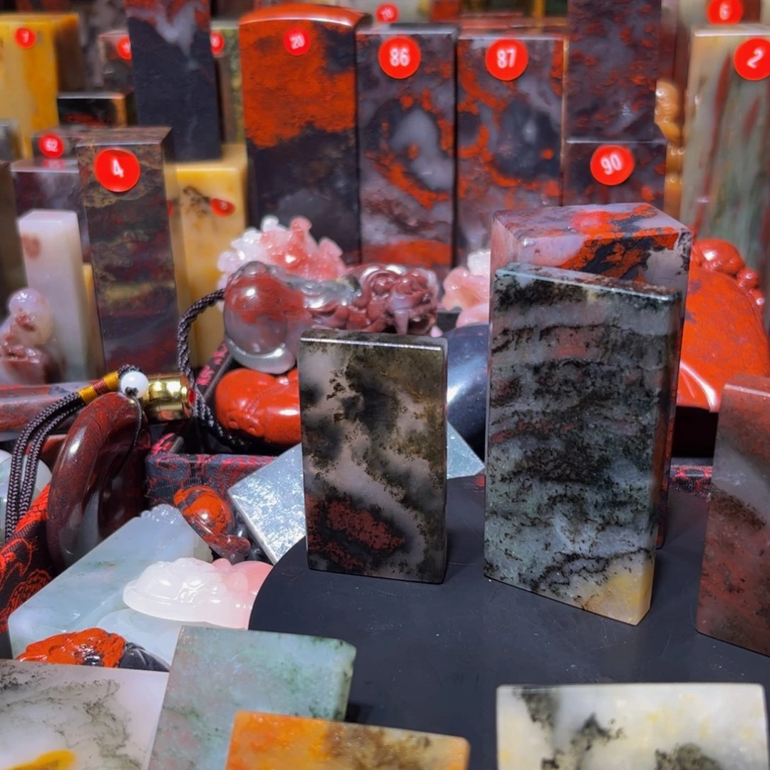 有机玻璃桂林鸡血石无事牌