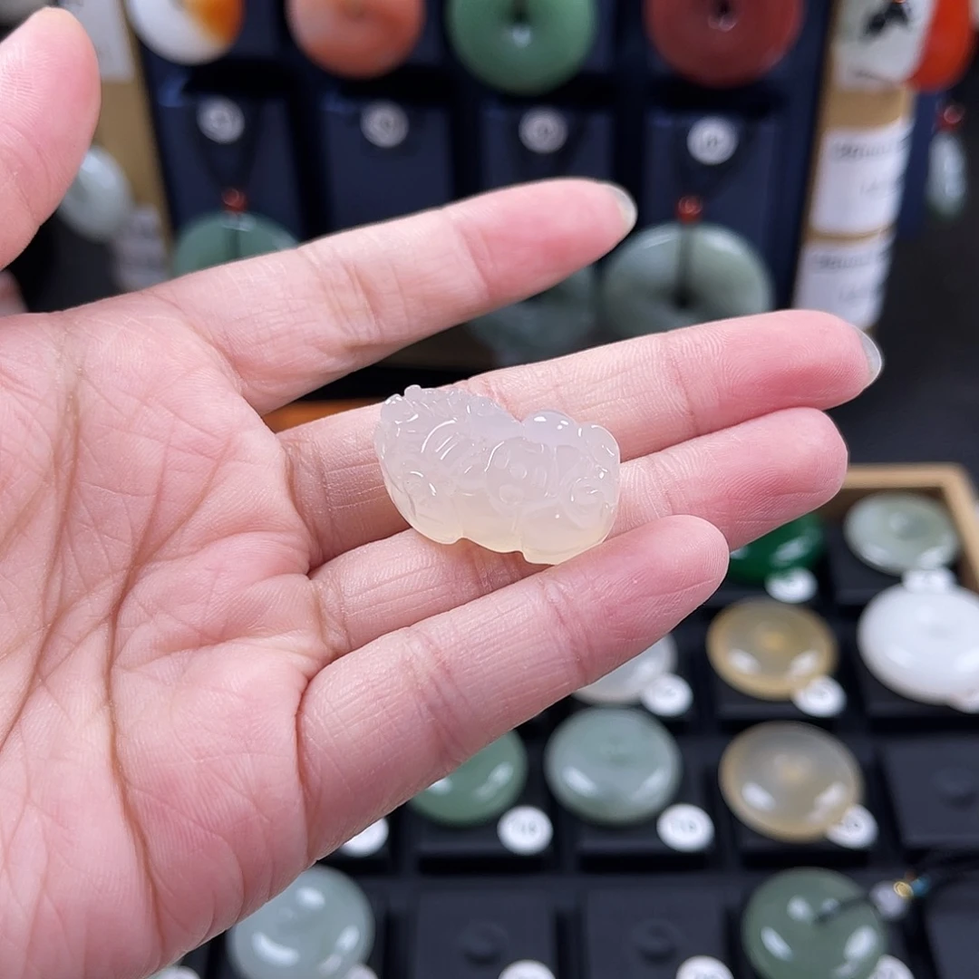 颈饰未镶嵌石英质玉酒**迟