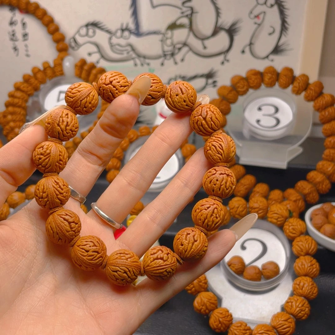 文玩核桃吊坠绣球