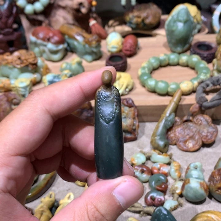 未镶嵌岫岩河磨玉（透闪石质玉）挂件