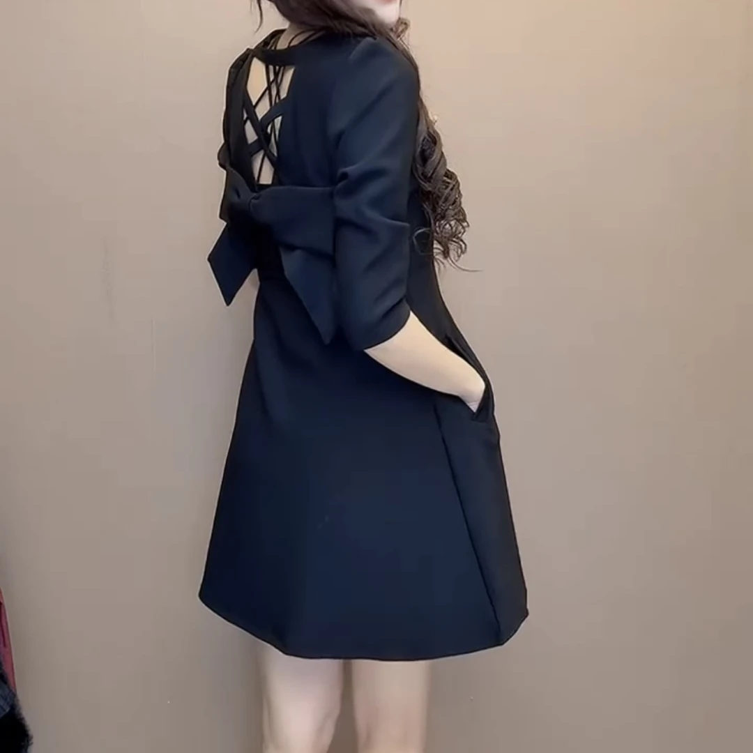 新款时尚美背精致小黑裙
