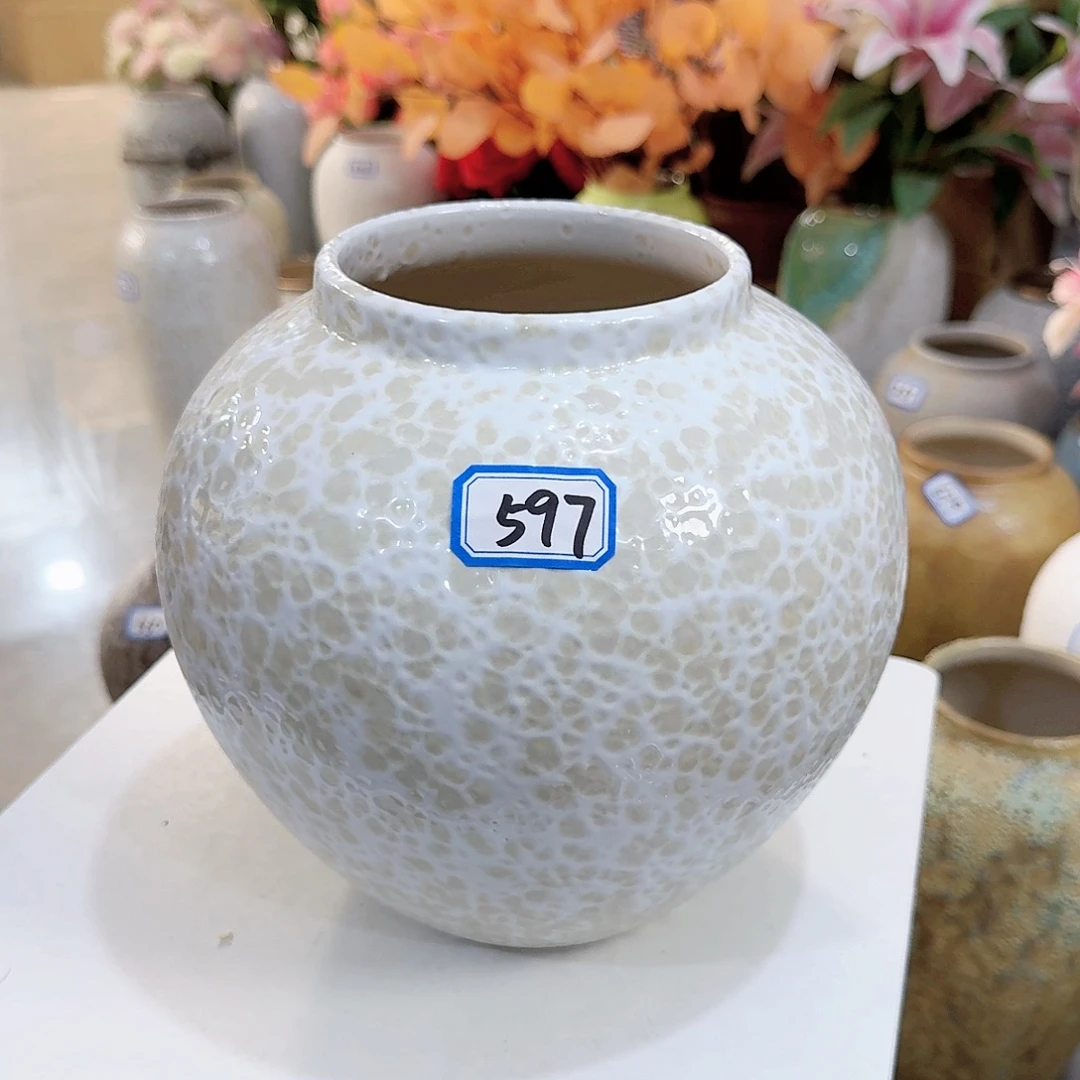 597号陶瓷高20厘米微瑕一个