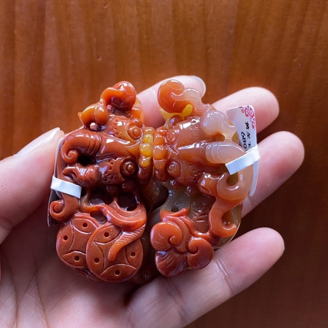 舍****未镶嵌石英质玉（黄龙玉）颈饰