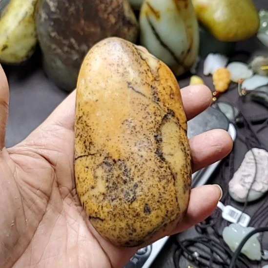 和田玉未镶嵌把件