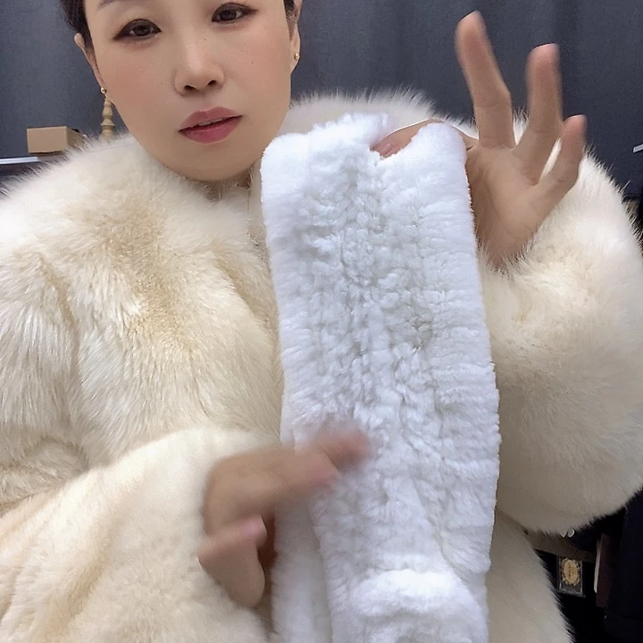 小****果白色围巾随意搭配