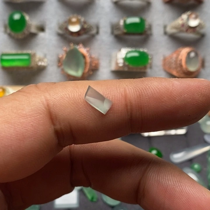 翡翠裸石冰种蓝晴随形刻面8.2*4.4*3.8