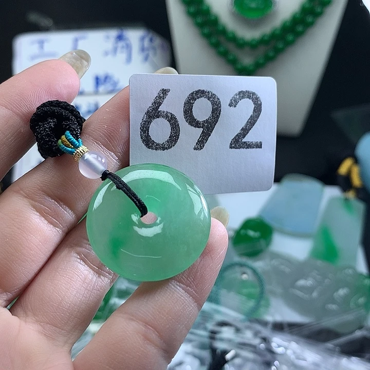 翡翠未镶嵌吊坠(赠链)