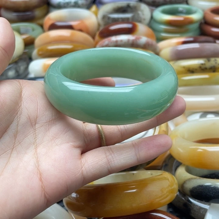 石英岩玉手镯未镶嵌宋***姐