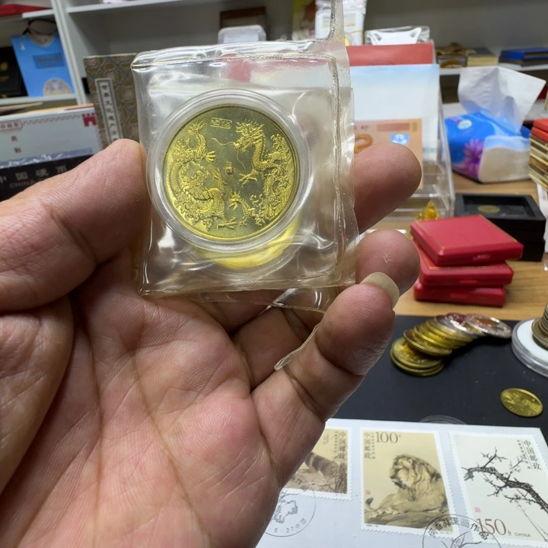 其他普通金属随****7龙年纪念章一个168