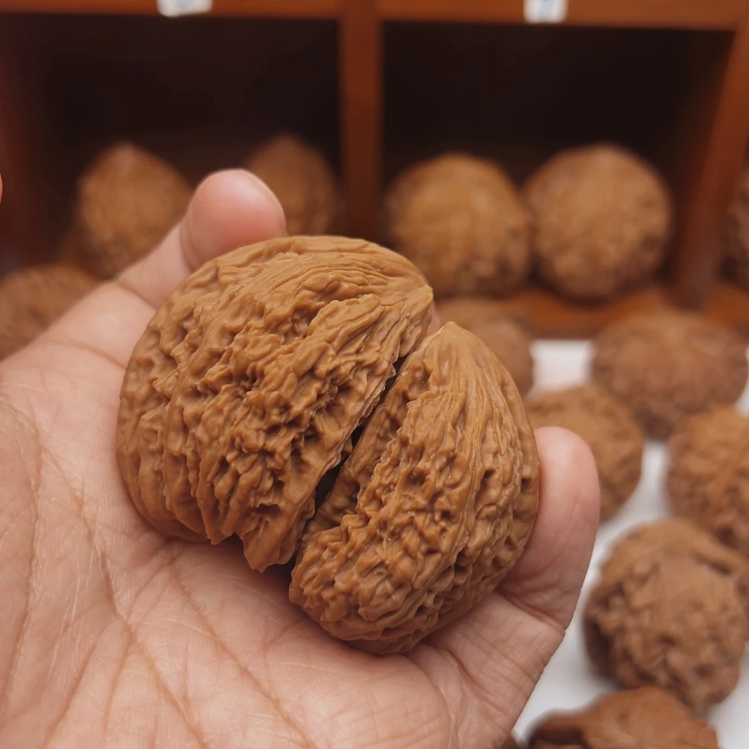 吊坠桃核南疆石半壁有点黄尖