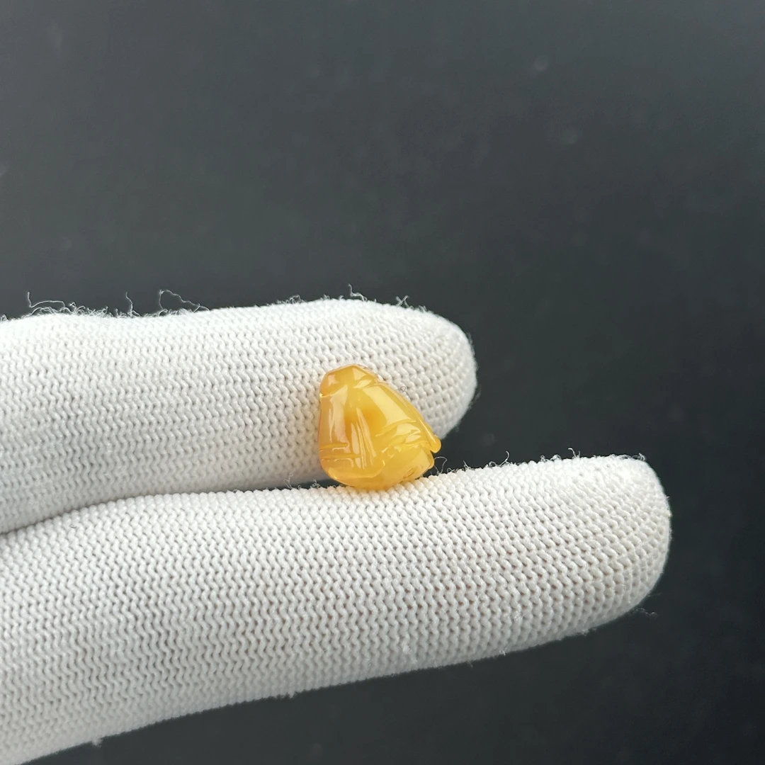 J3513 天然矿源蜜蜡 莲蓬微瑕特价12*11.7 mm 支持复检假一罚十