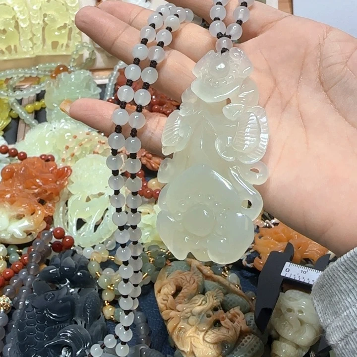 未镶嵌蛇纹石玉吊坠