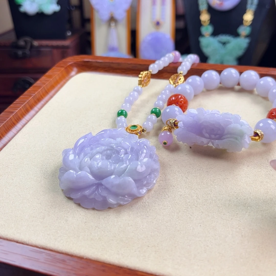 闪****翡翠未镶嵌颈饰一套