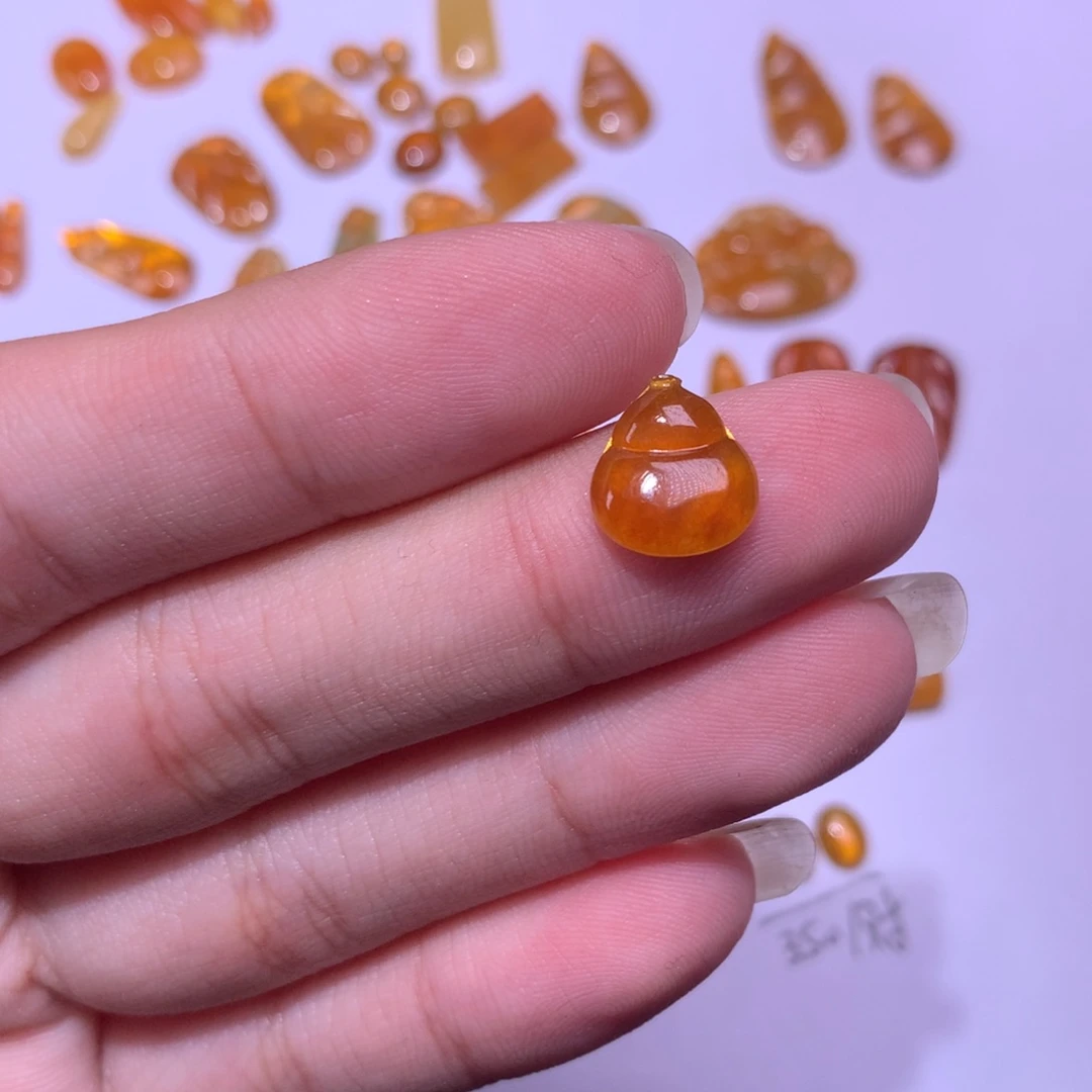 翡翠未镶嵌颈饰葫芦