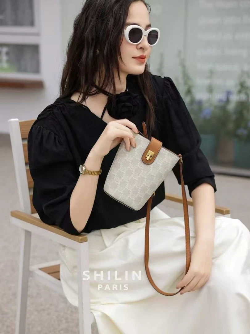 凯凯家休闲奶杏色手机包轻奢