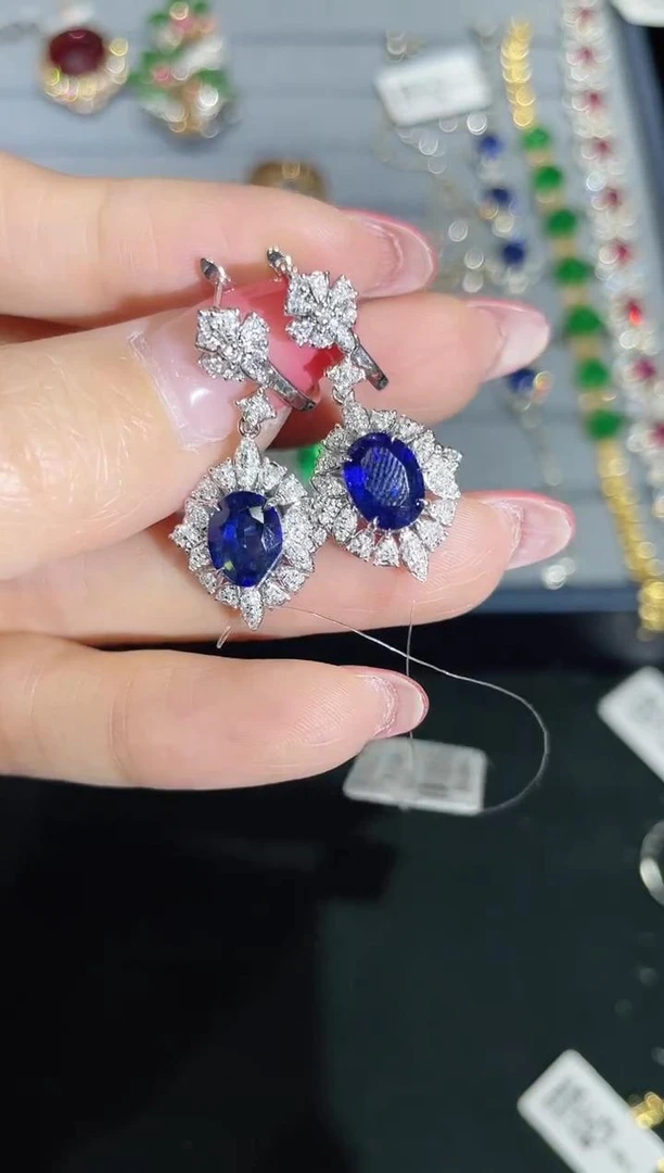 18K金镶嵌天然蓝宝石耳饰耳扣