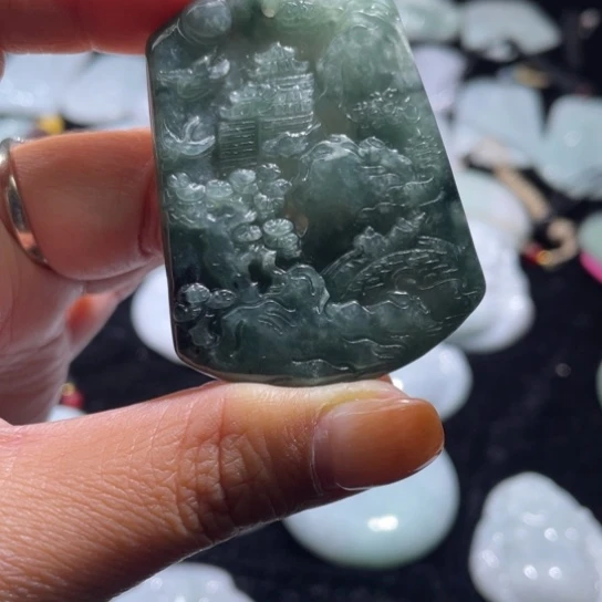 翡翠未镶嵌颈饰山水