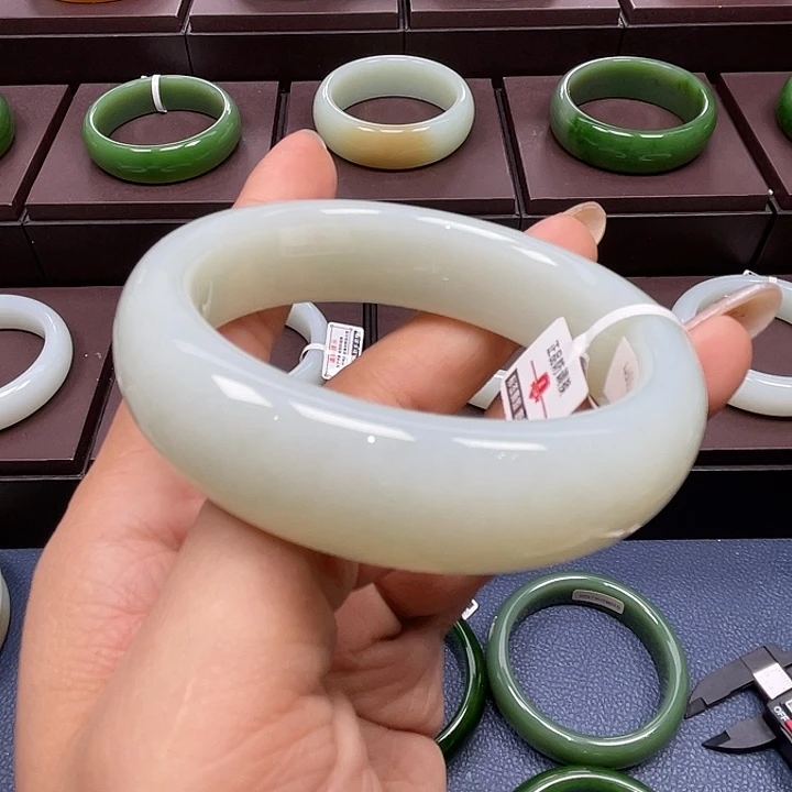 和田玉未镶嵌手镯